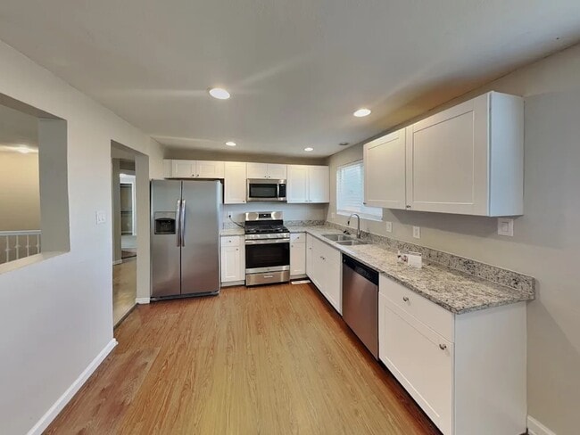 Foto del edificio - 388 Helena Cir