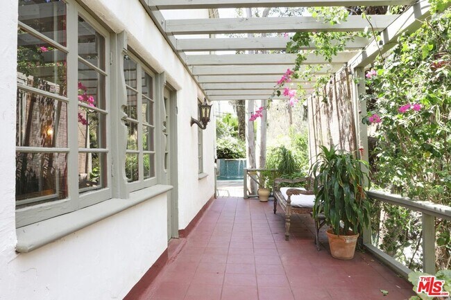 Foto del edificio - 8012 Lark Ln