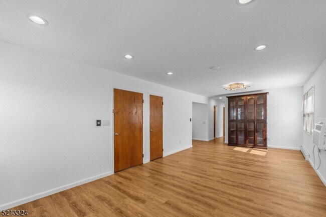 Building Photo - 520 Davis Ave