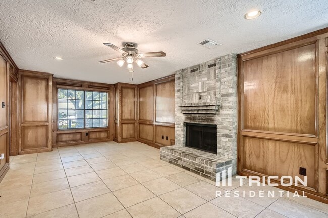 Building Photo - 2118 Waterfall Dr