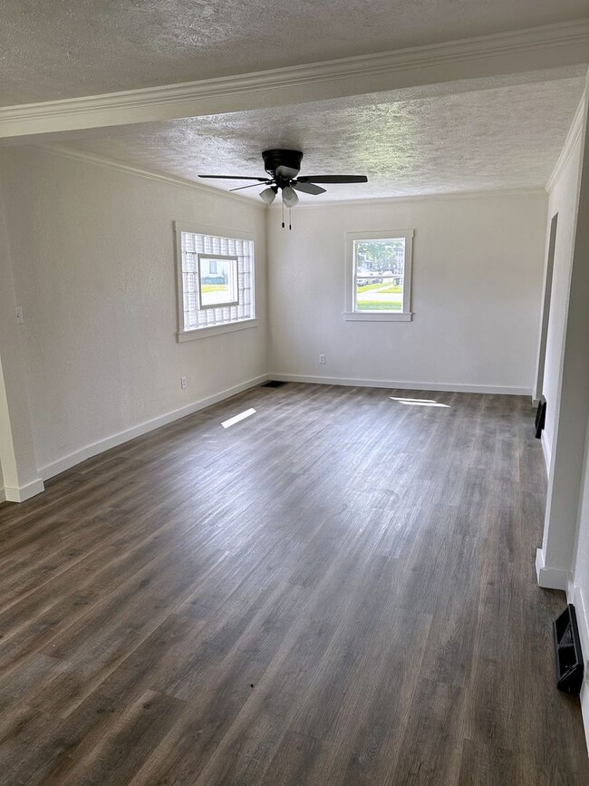 Building Photo - Totally Updated and Renovated 2 Bedroom Ho...