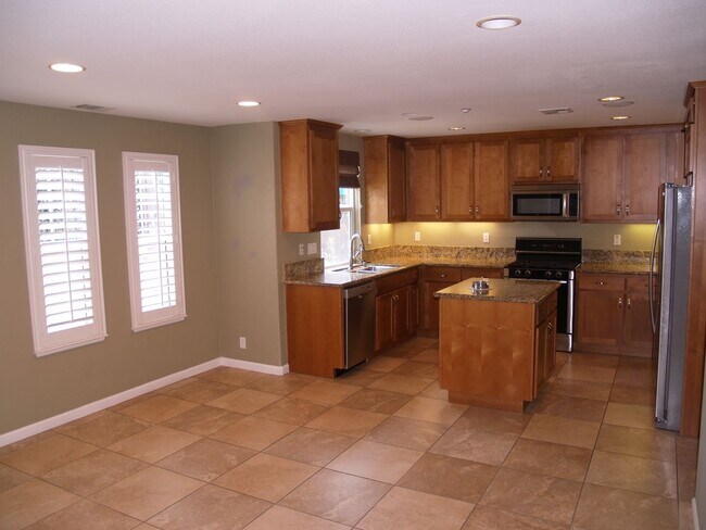 Building Photo - Beautiful end-unit Townhouse 3 bedrooms/2....