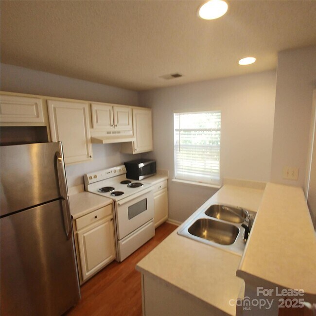 Building Photo - 10146 Forest Landing Dr