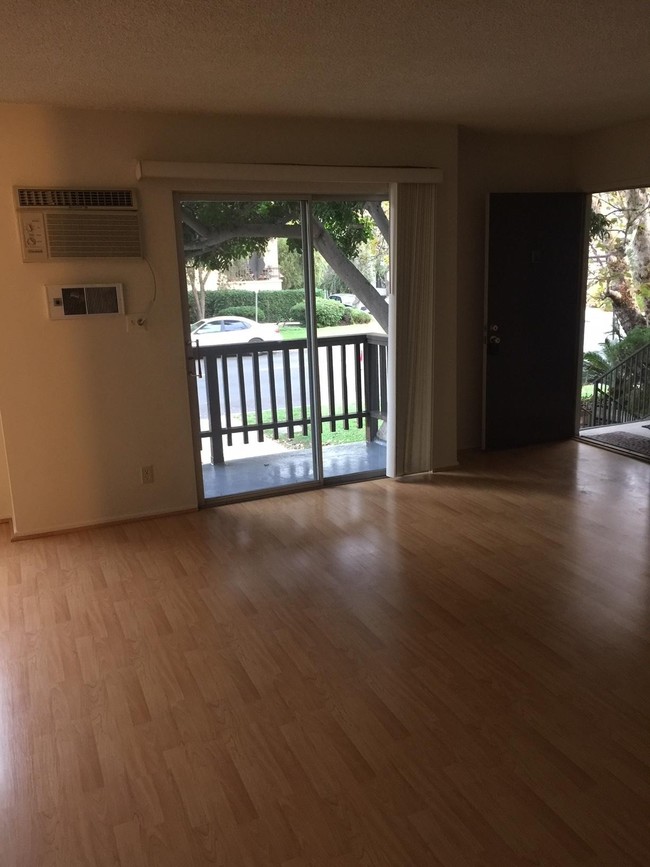 Foto del edificio - 10960 Rose Ave