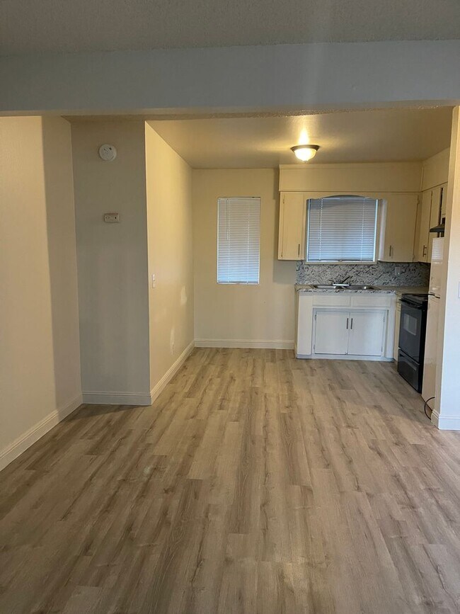 Foto del edificio - UPSTAIRS 1 BED 1 BATH UNIT & PET FRIENDLY