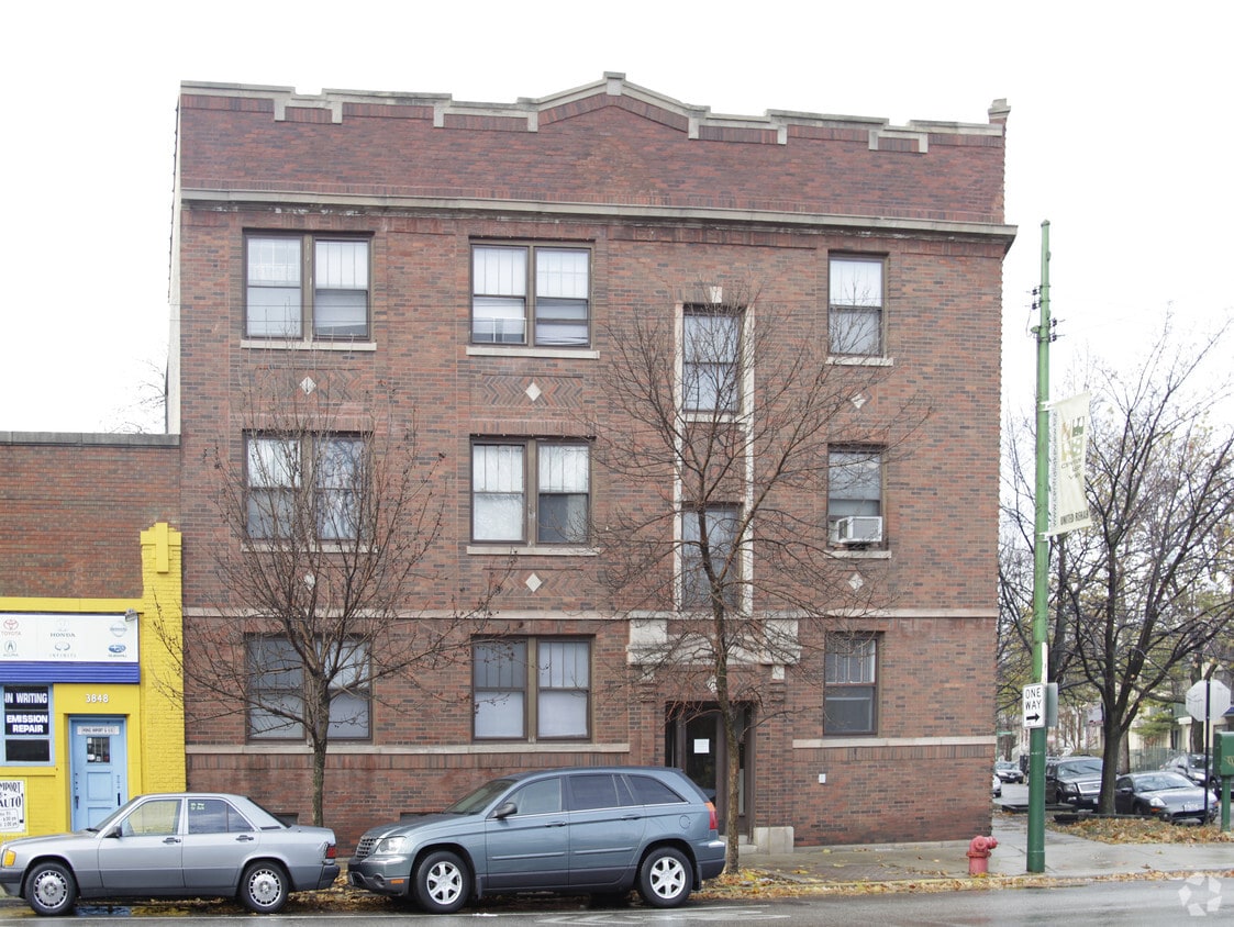 Building Photo - 3852 N Clark St