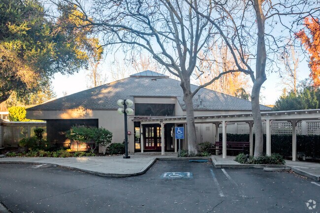 Building - Los Gatos Commons