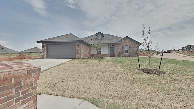 Building Photo - 4 Bedroom 2 Bath Home Centrally Located in NW OKC in Putnam City Schools
