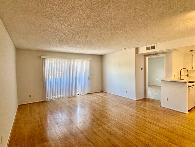 Foto del edificio - 6400 Kraft Ave