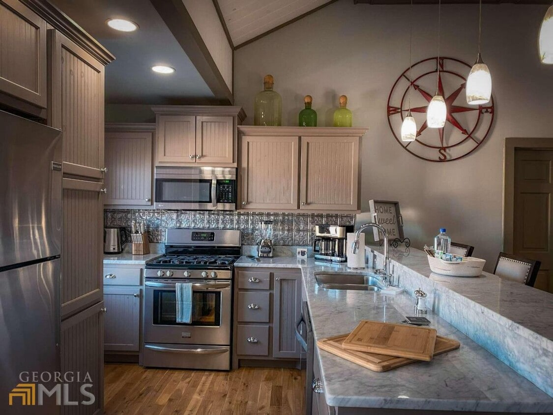 544 E Main St Unit 2, Blue Ridge, GA 30513 Room for Rent in Blue