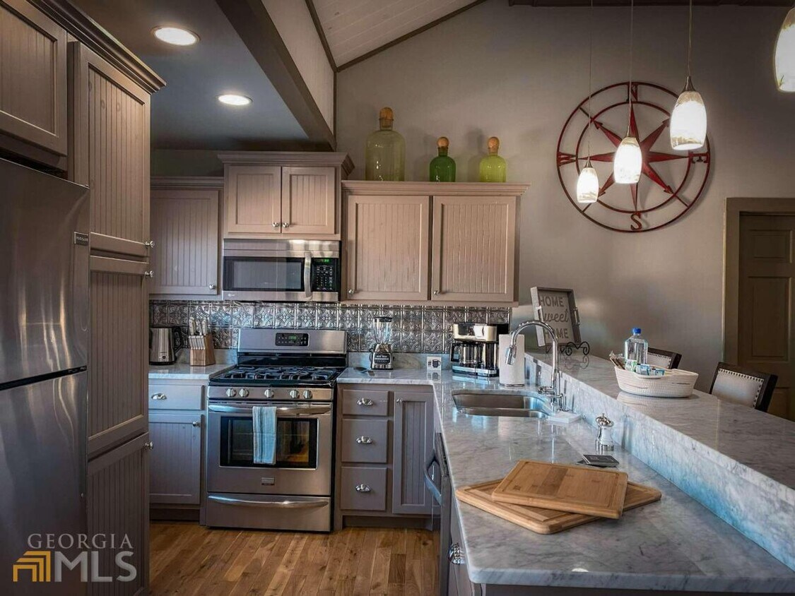 544 E Main St Unit 2, Blue Ridge, GA 30513 Room for Rent in Blue