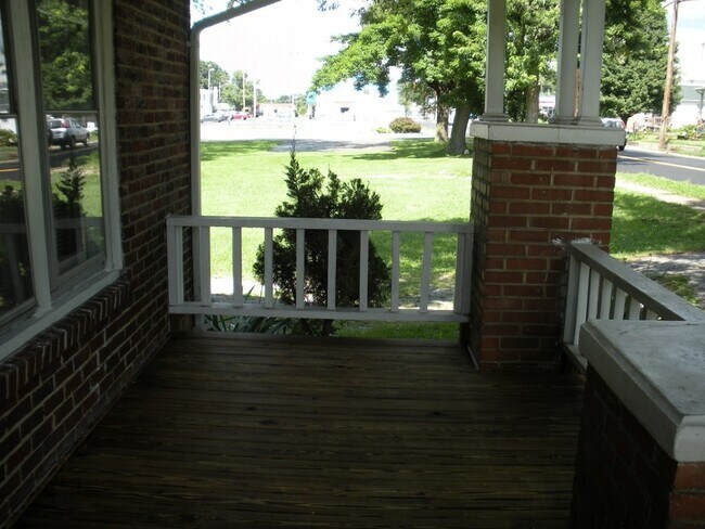 Building Photo - 2 Bdrm / 1 Bath Brick Cottage Kingsport, TN
