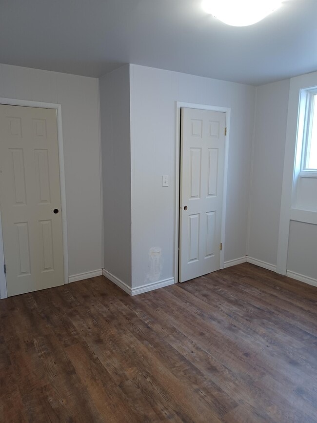 Building Photo - 305 Langside St