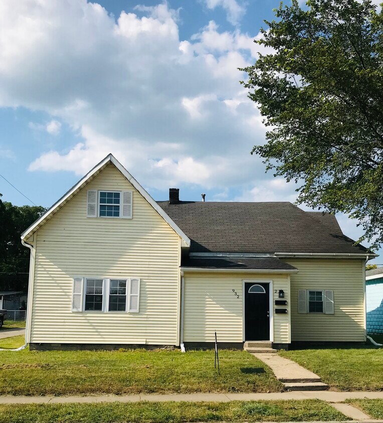 Side-by-side duplex - 932 E Sycamore St