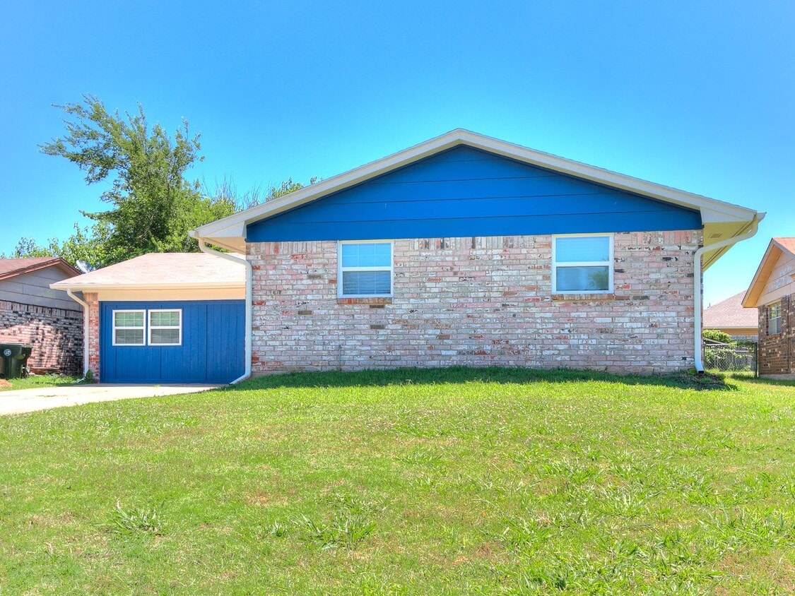 4 Bedroom/2 Bath home with fenced yard. - 4 Bedroom/2 Bath home with fenced yard.