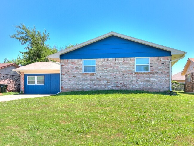 4 Bedroom/2 Bath home with fenced yard. - 4 Bedroom/2 Bath home with fenced yard.