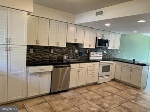 Building Photo - 5 Queen Anne Ct