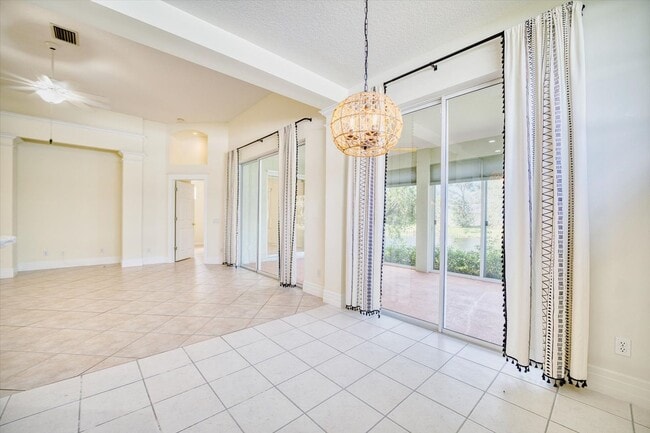 Foto del edificio - 2 Bedroom Plus Den/Office Home - Relaxing Pond View and Pet Friendly