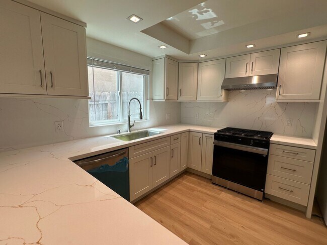 Building Photo - 2318 Geranium St