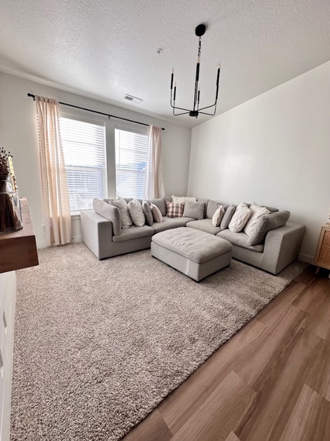 Building Photo - Modern & Spacious 3-Bed, 2-Bath in Saratog...