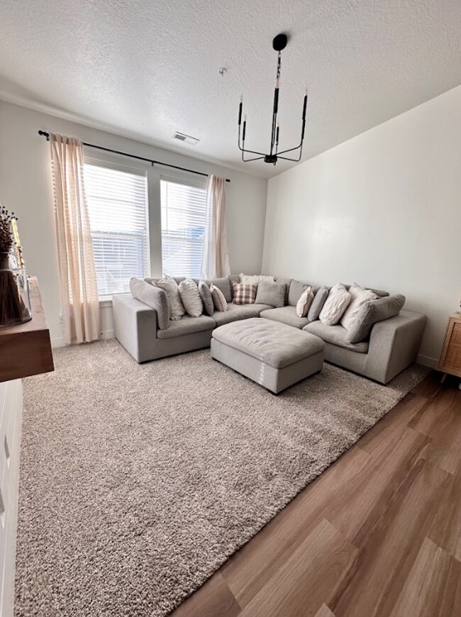 Foto del edificio - Modern & Spacious 3-Bed, 2-Bath in Saratog...