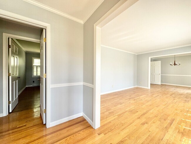Foto del edificio - Updated 3 Bedroom Convenient to W Friendly Ave & New Garden Rd!