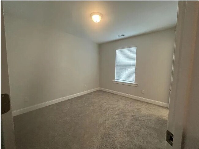 Building Photo - Room in Townhome on Old Grove Ln