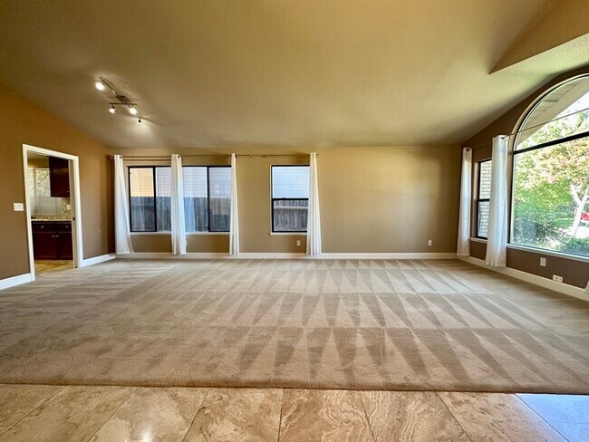 Foto del edificio - Beautiful 4 Bedroom Single Story For Rent in Gold River!