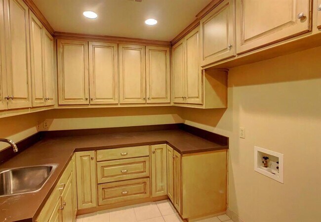 Building Photo - 8135 Forest Mesa Dr