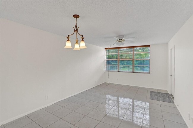 Building Photo - 9400 Live Oak Pl