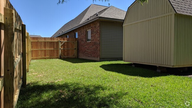 Building Photo - 742 Red Pine Dr