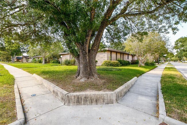 Building Photo - 5502 Dumfries Dr
