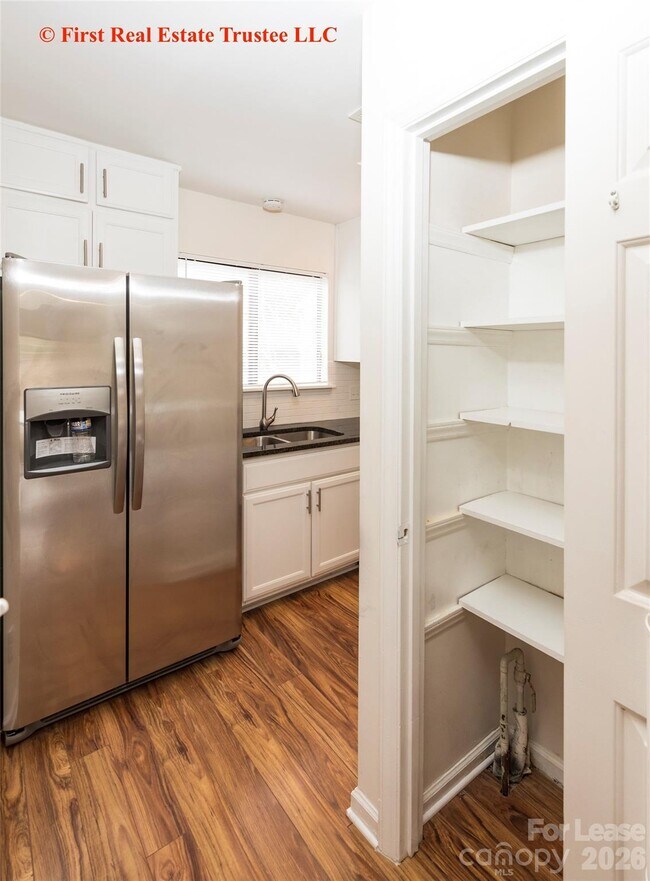 Foto del edificio - 7930 Charter Oak Ln