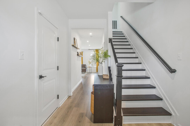 Building Photo - 7033 Fox Glove Ln
