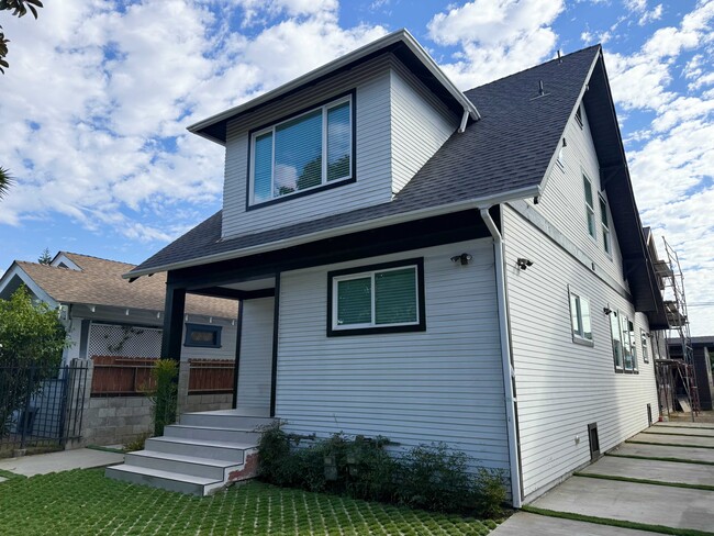 Building Photo - 678 E 45th St