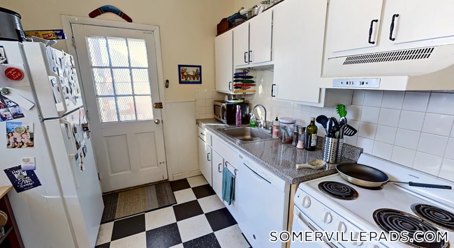 Building Photo - 3 Calvin St