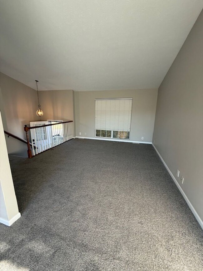 Building Photo - Comfortable & Convenient 3 Bedroom Near Recreation & Trails!!