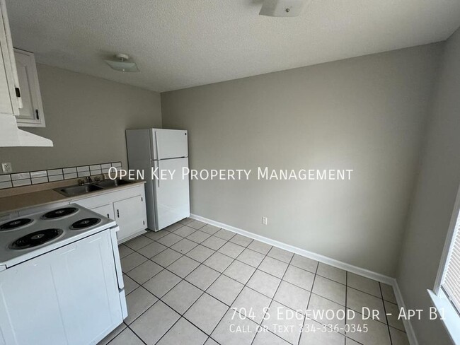 Building Photo - 704 S Edgewood Dr