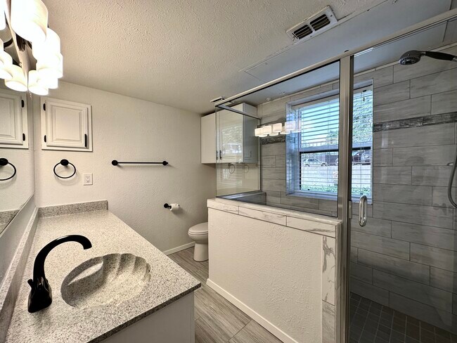 Foto del edificio - 111 Henry M Chandler Dr