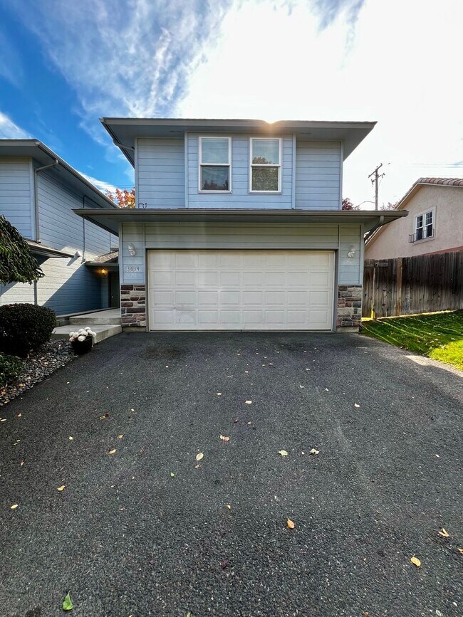 Foto del edificio - Non-Refundable & Security Deposit Total: $...