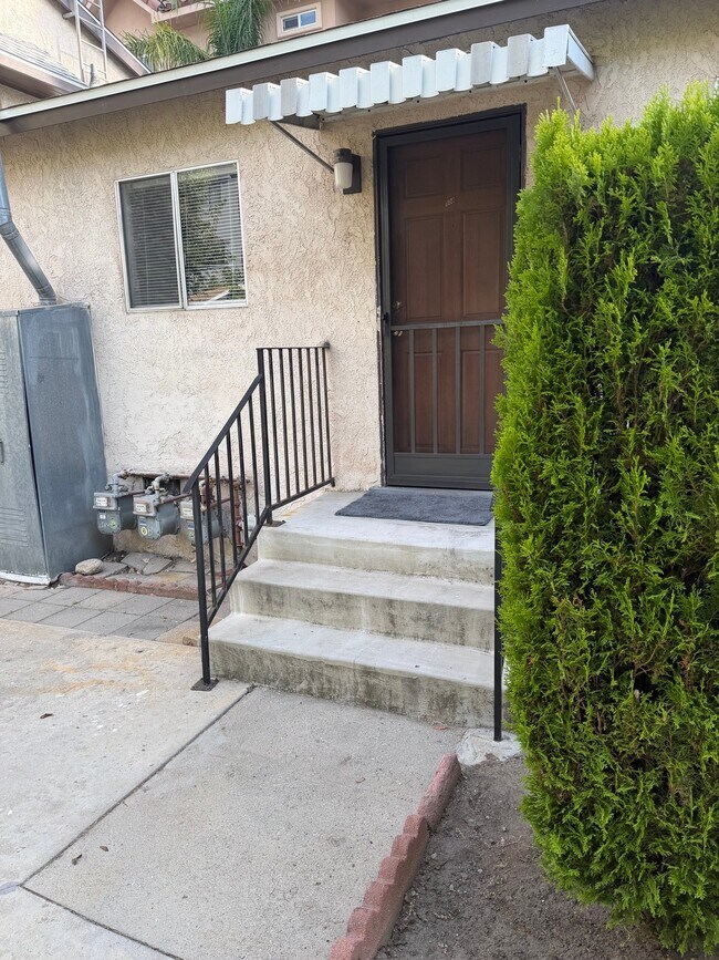 Building Photo - 508 E Valencia Ave