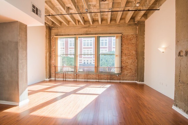 Building Photo - 500 W 7th St