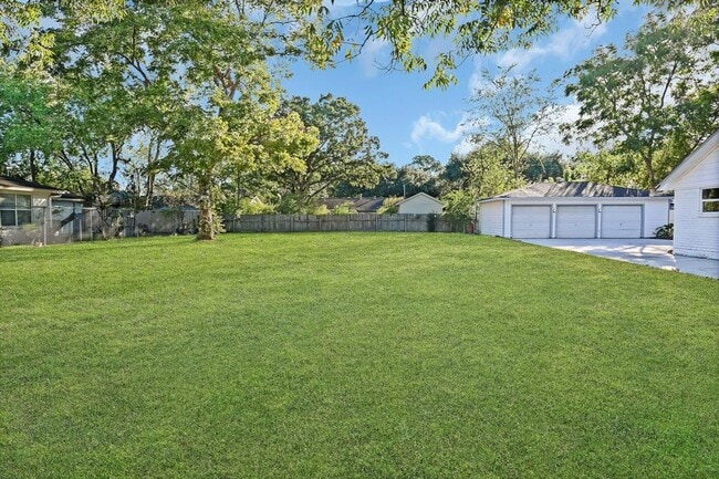 Building Photo - 511 International Village Dr