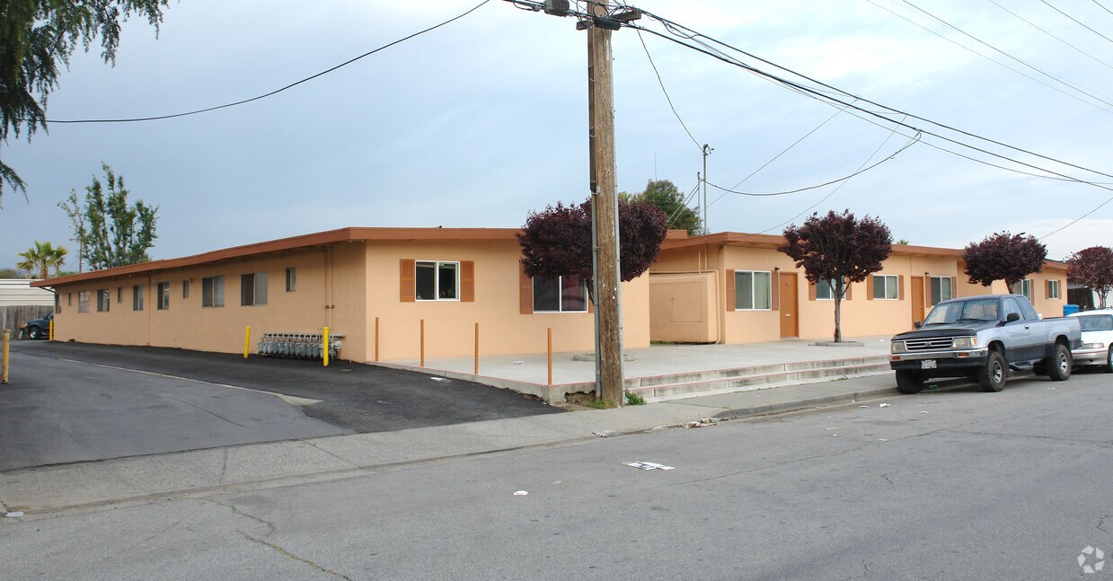 Foto del edificio - 8121 Forest St