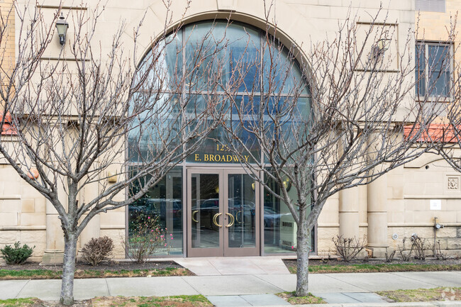 Entrance Photo - 125 E Broadway