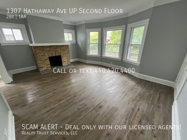 Building Photo - Stylish 2-bedroom 1-bath middle unit with ...