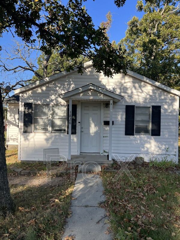 Primary Photo - 1828 S Main St