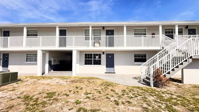 Building Photo - Fresh Paint, New Floors, 2/1 Available NOW