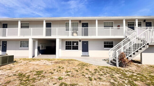 Foto del edificio - Fresh Paint, New Floors, 2/1 Available NOW