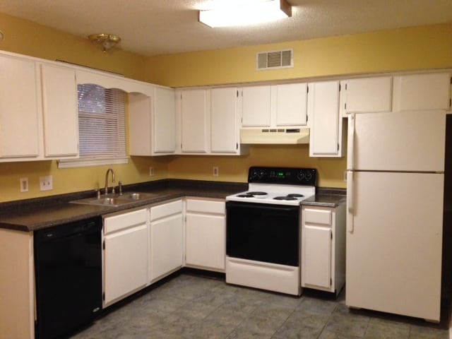 Building Photo - 3320 Lakeside Pl